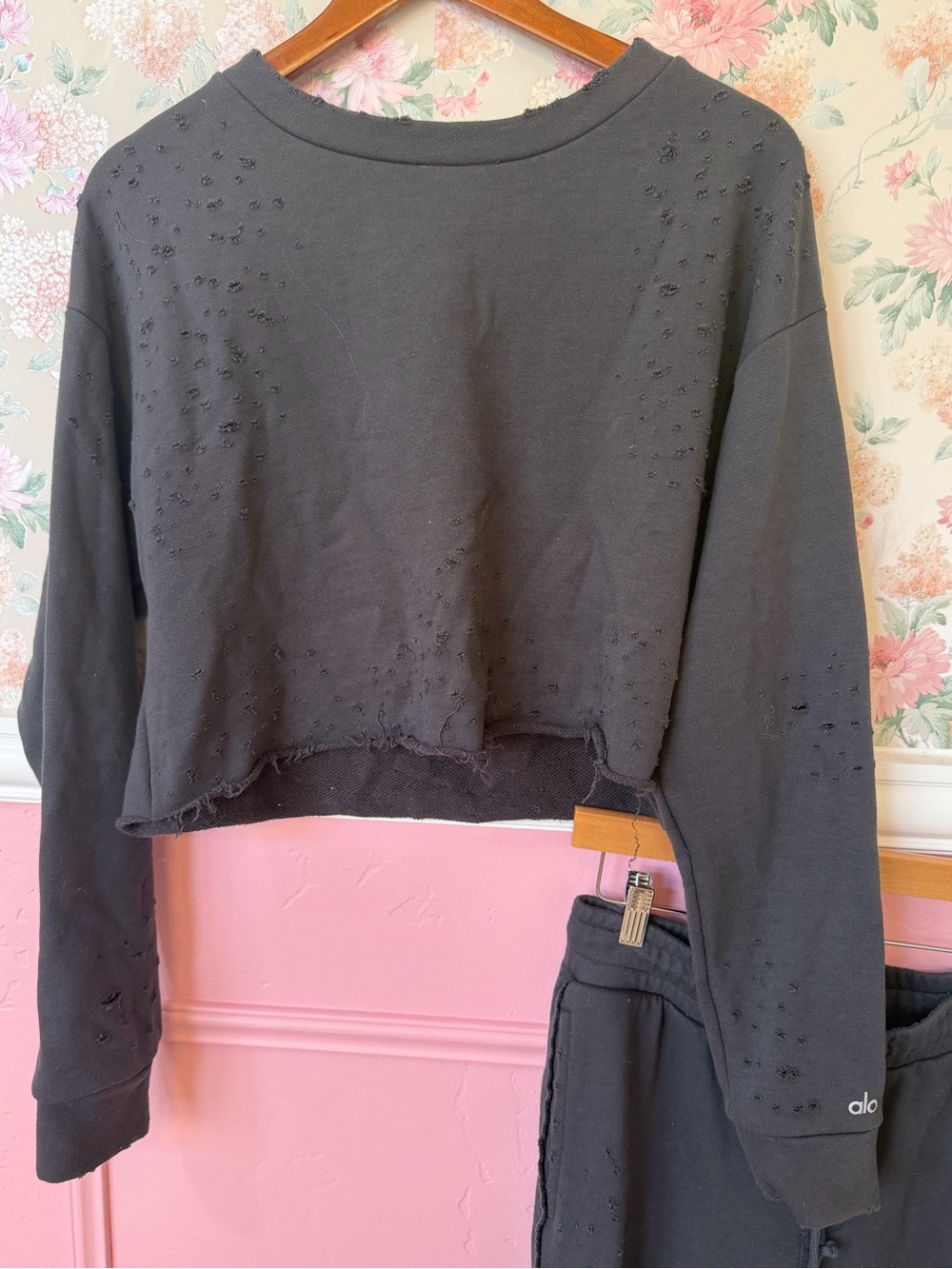 ALO Yoga Black Distressed Cropped Sweatshirt & Joggers Set - Picture 2 of 6